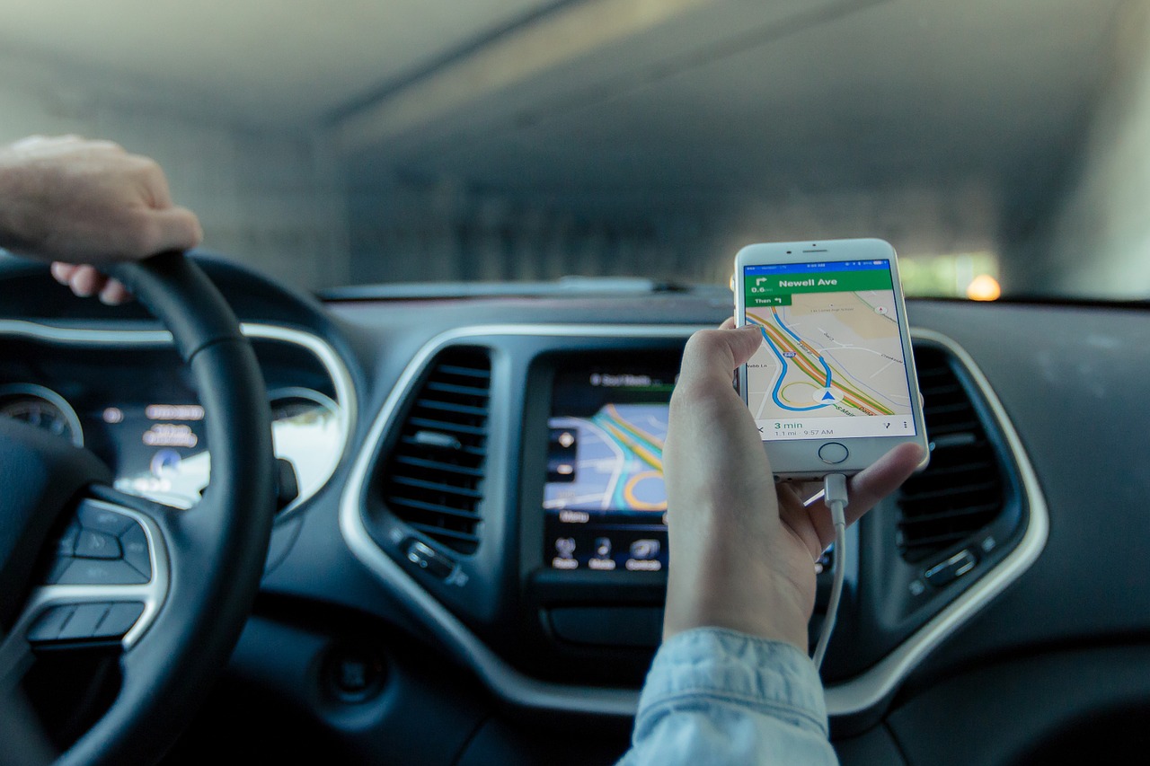 Quel chargeur ou porte-téléphone puis-je installer dans ma voiture ?